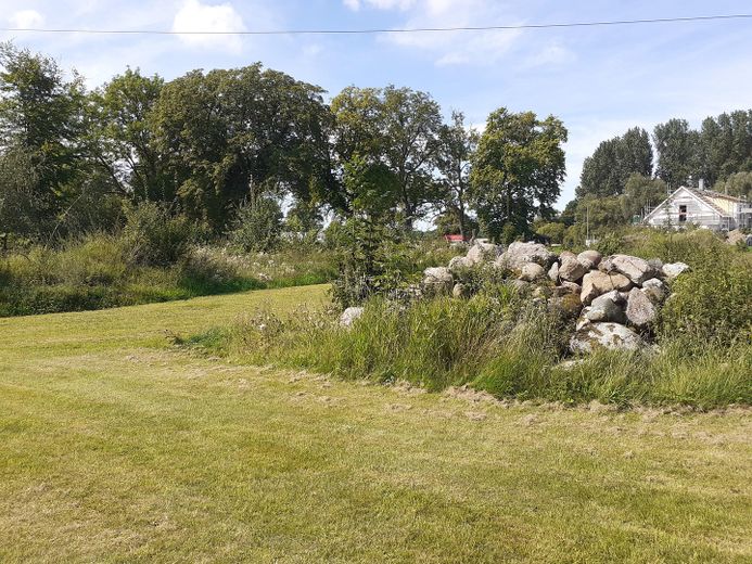 Grundstück mit Natursteinhaufe