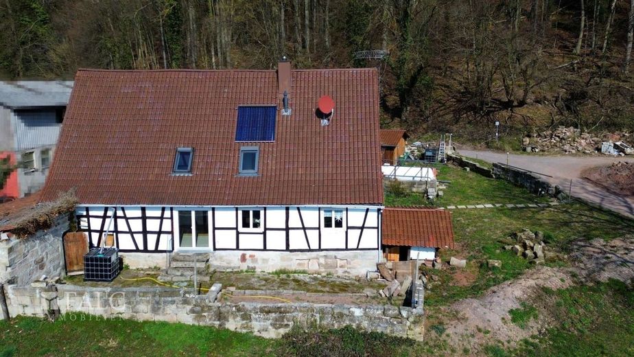 Charmantes Anwesen in einzigartiger Lage sucht Liebhaber! - FALC Immobilien Öhringen – Luftansicht Süd