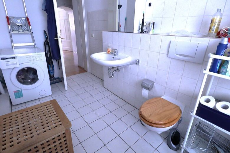 8 Parteien-Mehrfamilienhaus + + im tollen Umfeld + + 1 Garage und ein kleiner Garten am Innenhof – Bad WE