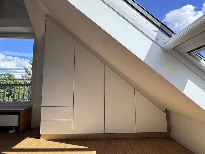 Apartamento de 3,5 habitaciones en Stuttgart-West | Dúplex Kräherwald con balcón y galería – Einbauschrank Schlafzimmer LI