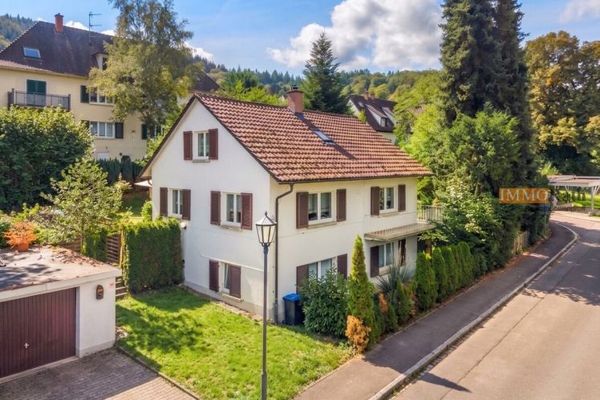Badenweiler'de seçkin bir konumda, muhteşem arsaya sahip büyüleyici müstakil ev