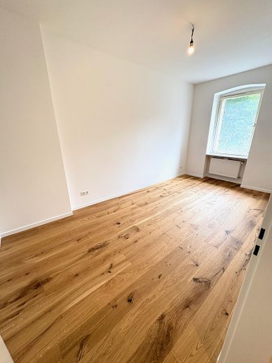 Sofort bezugsfertig und vollständig modernisierte 2 Zimmer Wohnung – Schlafzimmer