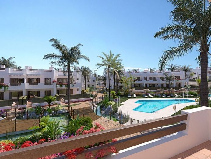 Obergeschoss-Wohnungen mit 2 Schlafzimmern, 1 - 2 Bädern, Dachterrasse, Tiefgaragenstellplatz und Gemeinschaftspool in erster Linie am Strand – Foto 1