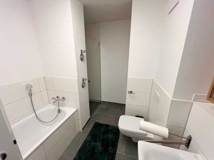 Badezimmer mit Dusche und Badewanne
