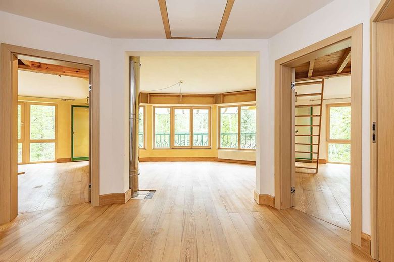 Moderne Architektenvilla in Hanglage - Design, Licht &amp; Natur in Perfektion – Galerie Blick vom Treppenhaus in alle Räume OG