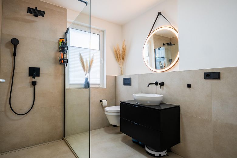 Provisionsfreies Modernsiertes Reihenendhaus in Elliehausen – Badezimmer