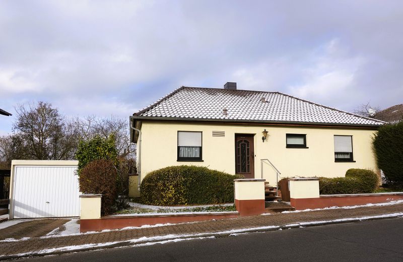 Vorderansicht mit Garage