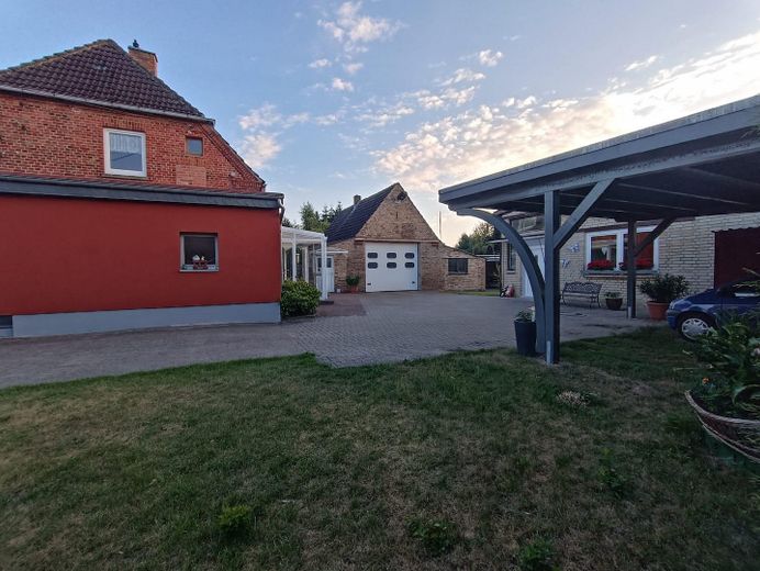 Viel Platz in Güstrow 190 m², großes Grundstück, Pool & Werkstatt – Hofbereich Seitenansicht