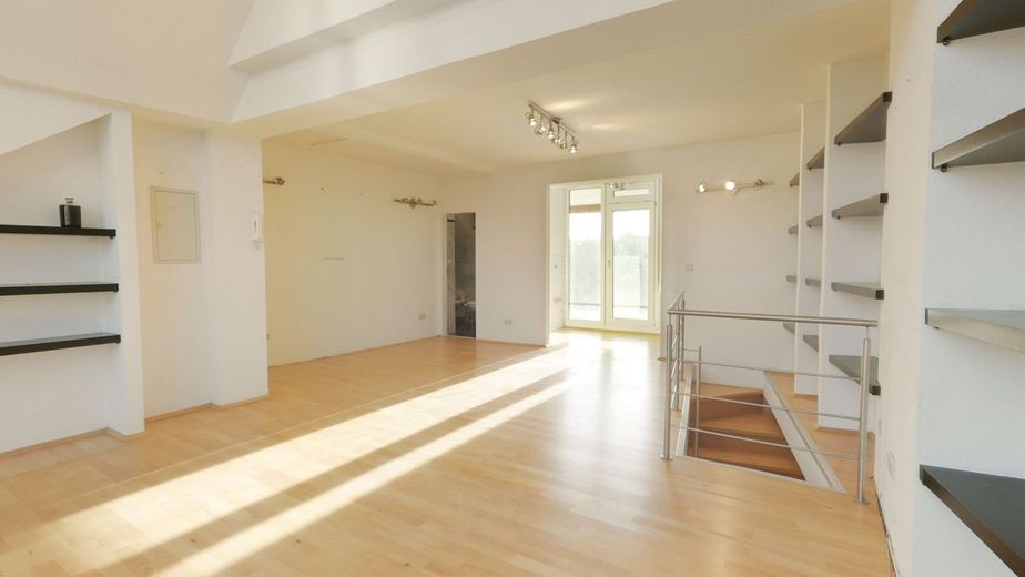Maisonette Penthouse Wohnung mit Doppelgarage und weitere Nutzfläche im EG in Aachen - Zentrum – Wohnzimmer