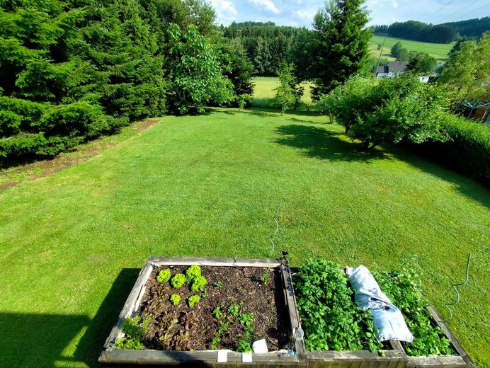 Einziehen und Wohlfühlen: Gepflegtes Einfamilienhaus mit Traumblick und moderner PV-Anlage in Teuschnitz OT Haßlach – Hochbeete mit Garten