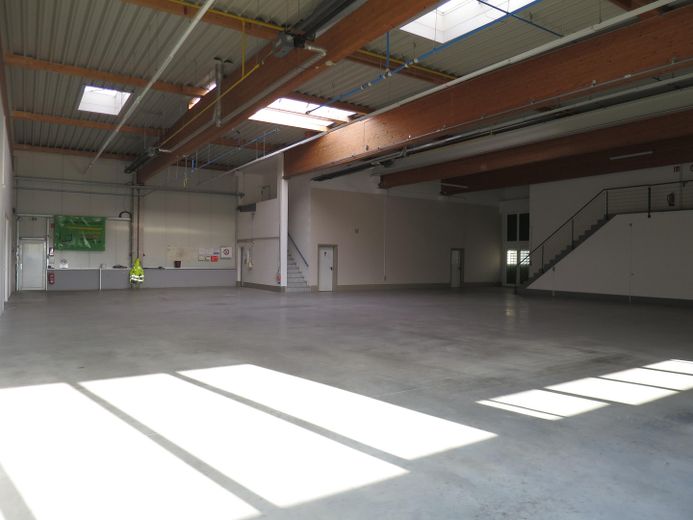 Halle mit Ausstellungs- Verkaufs- Lager- Büros und Nebenräumen, Aufteilung evtl. in 3 Teilbereiche. – Foto 5