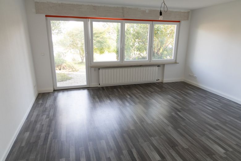 Sanierte 2.5-Zi-Wohnung mit Einbauküche, Terrasse, Garten + Gartenhütte in Waldstetten – Wohnzimmer mit Terrasse