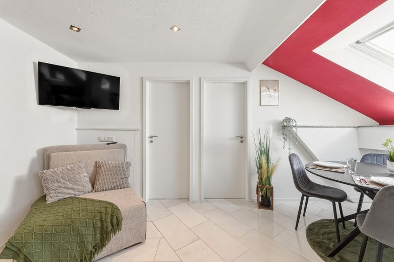 Charmante 4,5-Zimmer Dachgeschosswohnung – Wohnzimmer 1