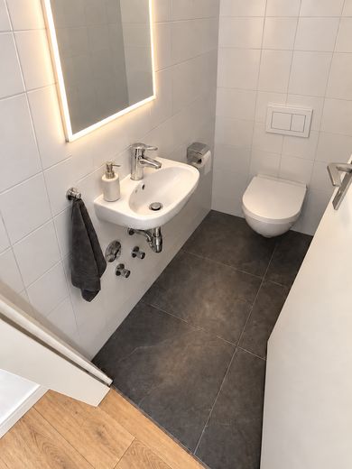 Gotowe do zamieszkania – wymarzone mieszkanie z tarasem na dachu w sercu Germering – Separates WC