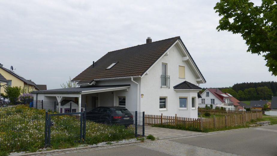 Einfamilienhaus mit Garten in Mötzingen – Haus Eingangsbereich