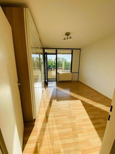 Helle 3-Zimmer-Wohnung mit Einbauküche & Aufzug & West-Loggia in München – Schlafzimmer 1