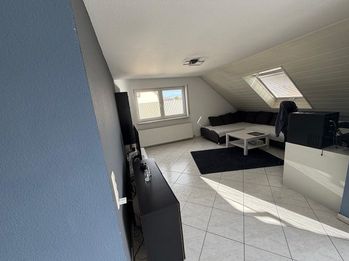 Zadbana 4,5-pokojowa maisonette z balkonem i kuchnią zabudowaną w Brühl, bez prowizji – Wohnzimmer