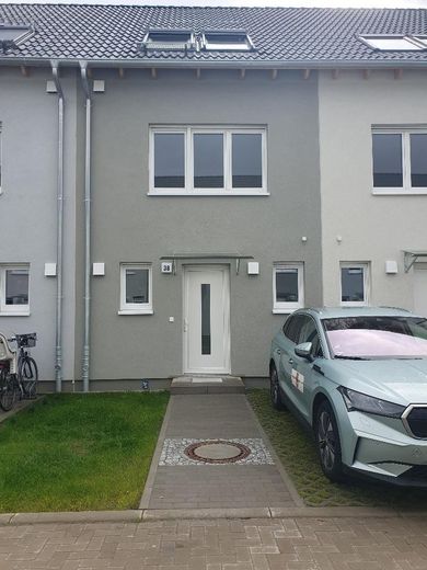 Hauseingang und Stellplatz 1