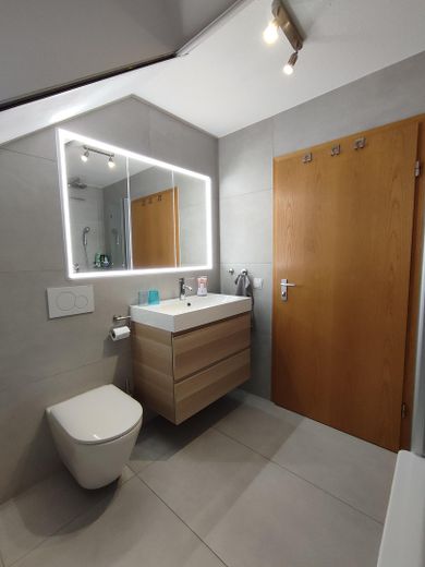 Provisionsfrei: Lichtdurchflutete DG-Wohnung mit 16 m² Dachterrasse, Aufzug & TG-Stellplatz – Bad