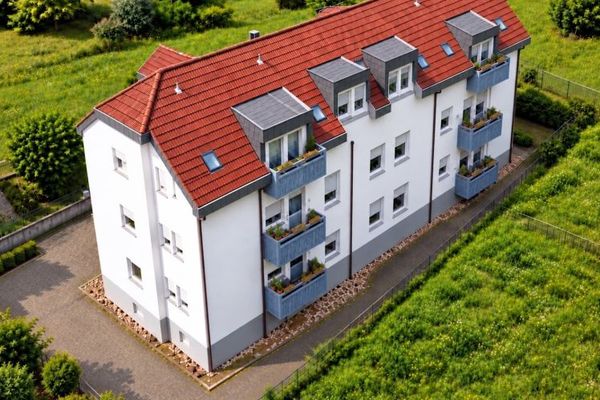 रोडेनबाख में 6 फ्लैट और 2 अपार्टमेंट वाला मजबूत बहु-परिवारिक मकान!