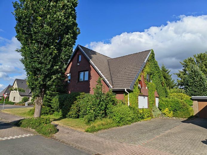 Raumwunder mit Einliegerwohnung & Doppelgarage - provisionsfrei - Erbpacht – Haus Ansicht