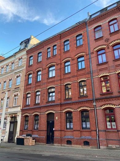 Großzügige 2-Zimmer mit Laminat und Wannenbad in zentraler Lage! – 131899951_230887271889941_326746931313945578_n