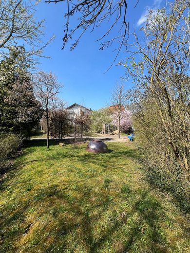 Traumhaftes Haus sucht liebevolle Familie mit Kindern – Angrenzender Spielplatz