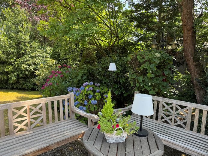 Beaucoup d’espace pour vos projets et rêves, spacieuse maison individuelle avec appartement indépendant à Cologne-Hahnwald – Gartenbänke