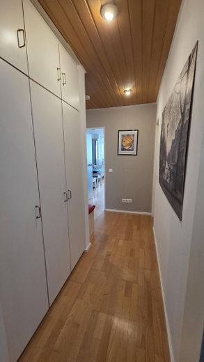 Vivienda moderna en Unterbilk: elegante apartamento con plaza de garaje subterráneo. – Diele mit großzügigem Einbausc