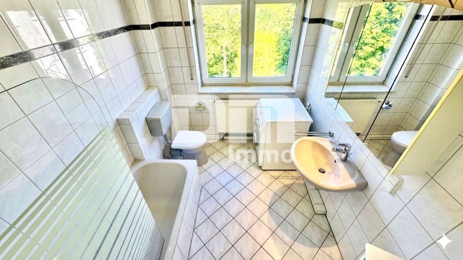 (R)ezerwacja!Zadbane mieszkanie dwupoziomowe z pracownią, 2 balkonami i miejscem parkingowym – Ebene 1 Badezimmer Badewanne / Waschmaschine