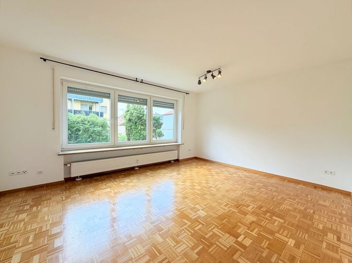 Renovierte EG 4-Zimmer WHG mit Balkon, Einbauküche und Garage – Wohnzimmer