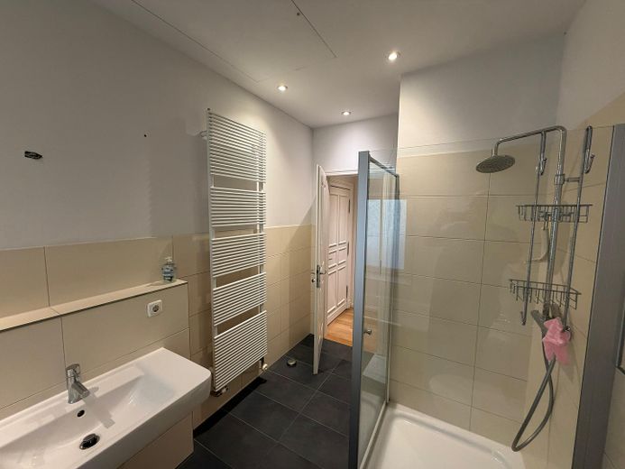 Energieeffiziente Altbauwohnung in Berlin Friedrichshain provisionsfrei, bezugsfrei – Badezimmer