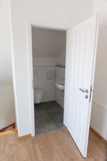Besondere Maisonette-Wohnung (5,5 Zimmer) mit Balkon, EBK und Stellplatz – Gäste WC DG