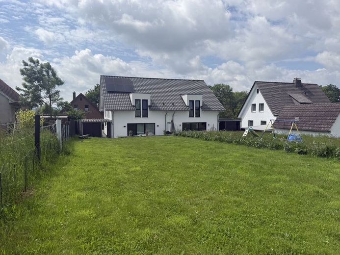 Moderne Doppelhaushälfte mit großem Garten, Weitblick &amp; Carport in Werste – Rasenfläche