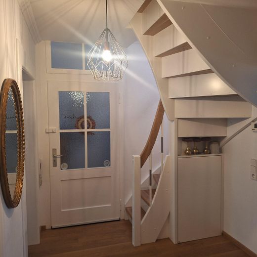 High-quality renovated maisonette apartment with 3 rooms, garden and parking space included – Eingangsbereich und Treppe 