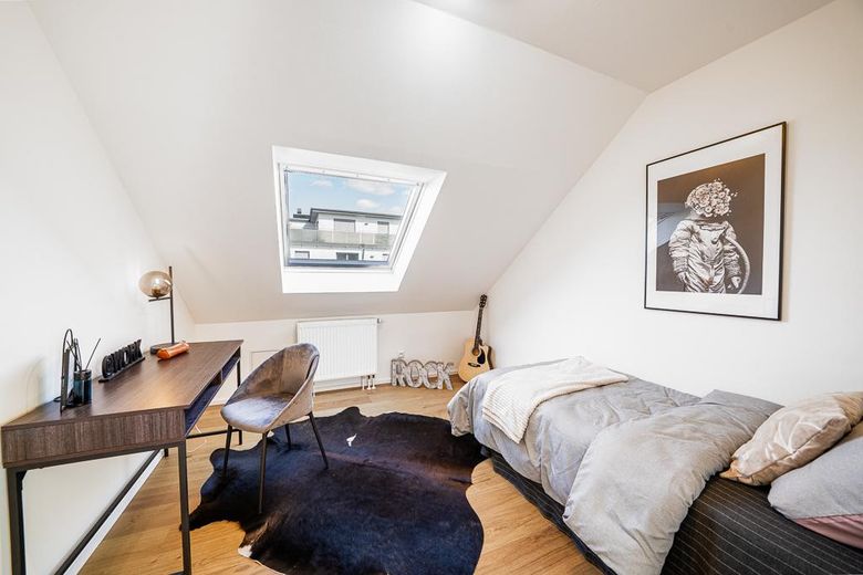 KINDER-/ ARBEITSZIMMER