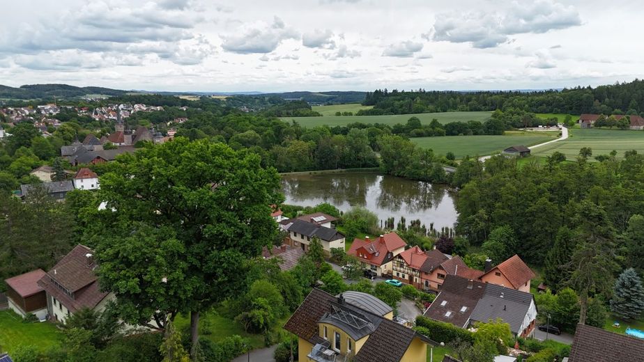Traumgrundstück in bester Aussichtslage: Ihr Logenplatz in Ahorn bei Coburg! – Luftaufnahme Aussicht