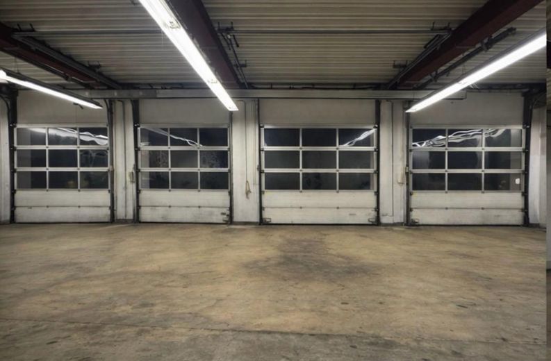 Car dealership with motor vehicle workshop & tire service TÜV in Berlin-Köpenick available for flexible rental – Werkstatt