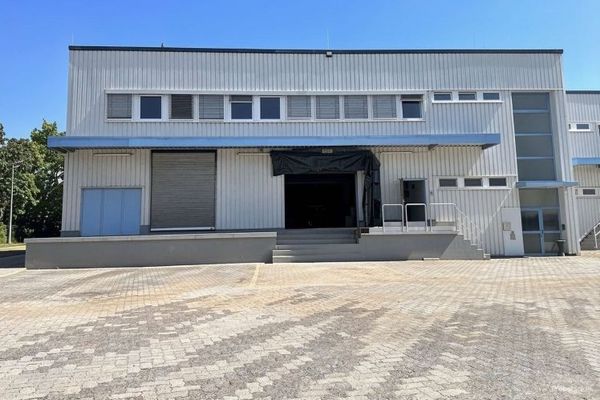 981 m² Lagerfläche ( Rampe + ebenerdig ) + 120 m² Bürofläche