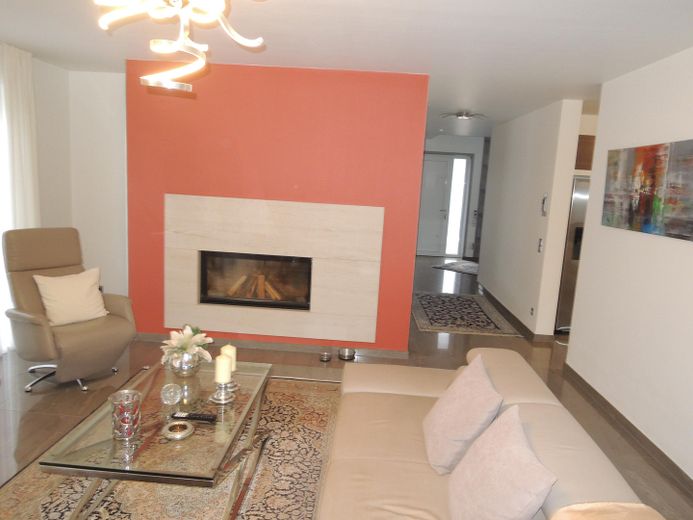 Modernes Zuhause – WZ mit offenem Kamin