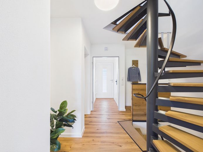 Modernisiertes Reihenmittelhaus – Eingang und Flurbereich