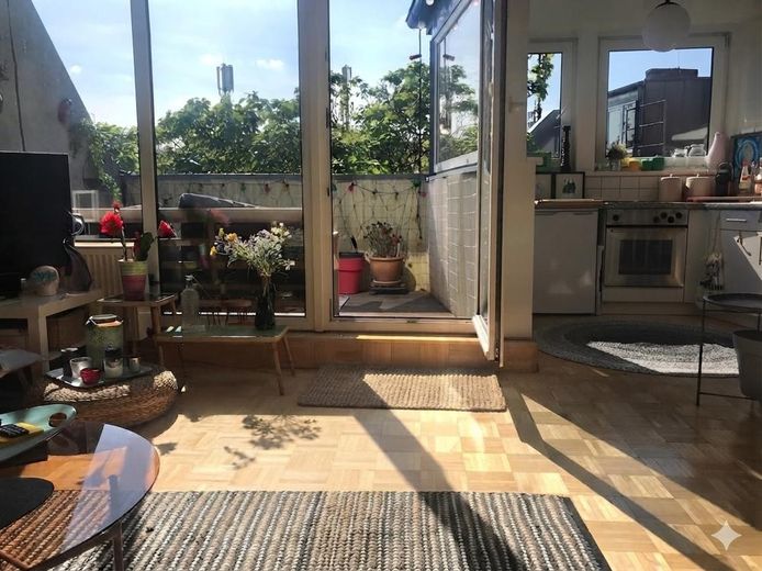 Luminoso appartamento maisonette all'ultimo piano a Friedrichshain, libero subito – Wohnzimmer