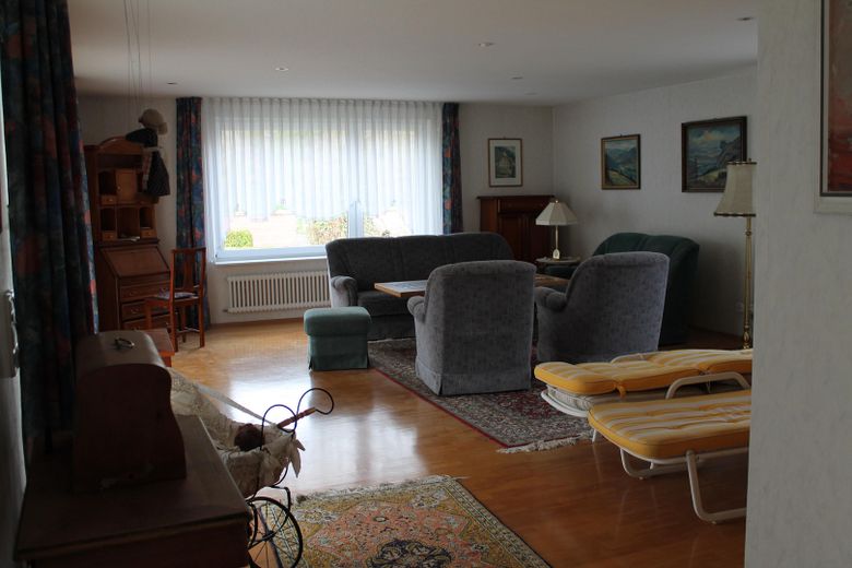 Sehr gepflegtes 4-Familien-Wohnhaus mit großem Gartengrundstück in Top Wohnlage von CR – OG Wohnzimmer