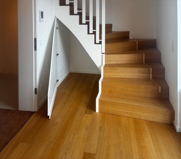Vistas despejadas de 180° al Spree y vistas a zonas verdes - ático tipo maisonette en casa de tres viviendas – OG -Einbauschrank unter Treppe
