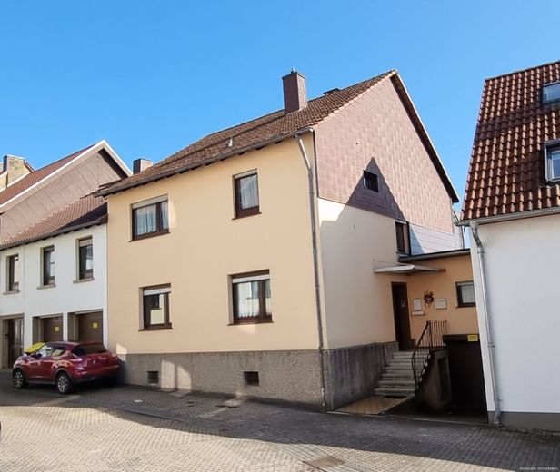 Gepflegtes Zweifamilienhaus in ruhiger Nebenstraße von Püttlingen – Front Exposé