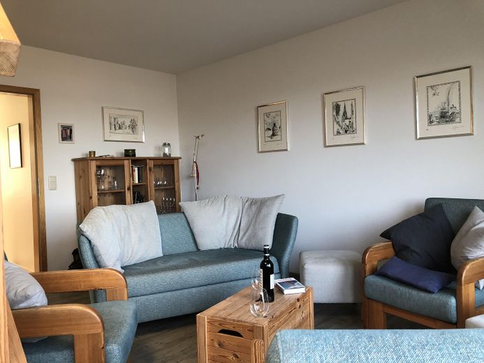 Traumwohnung mit Schleiblick – Sofa im Wohnraum