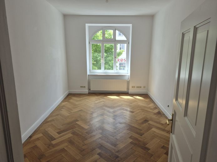 Licht, ruim ingedeeld appartement in een monumentaal pand in München – Zimmer