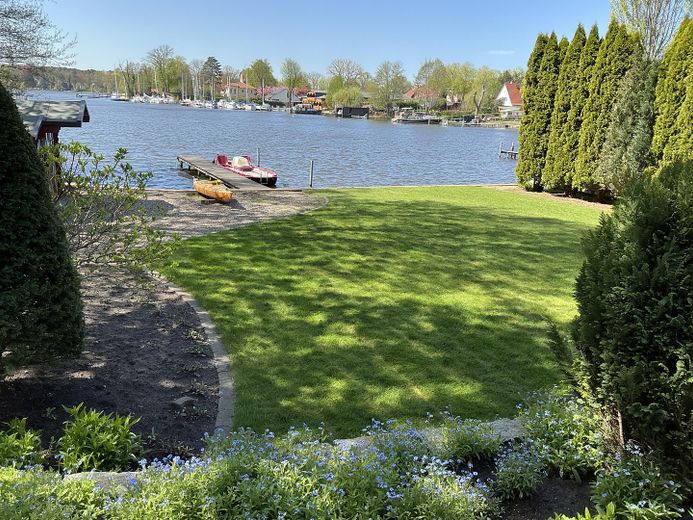 Waterfront property with bungalow and boat dock. – Photo 9