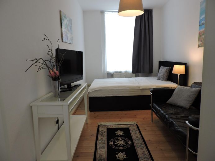 Appartement en ville meublé +++ Emplacement exceptionnel derrière l’hôtel de ville – Wohn-/Schlafbereich
