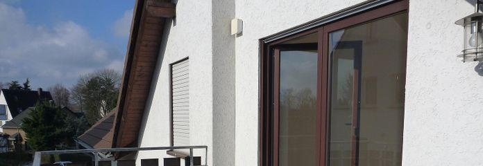 Apartamento abuhardillado listo para ocupar, inundado de luz, balcón soleado, cocina equipada, azulejos, parquet, plaza de aparcamiento iluminada – Balkon